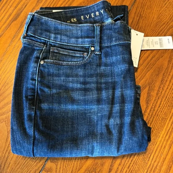 WHITE HOUSE BLACK MARKET JEANS…SIZE 4 CURVY SHORT NEW WITH TAG - Picture 8 of 16